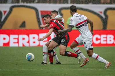 Com um a menos, Vitória sofre pressão em casa e é derrotado pelo São Paulo
