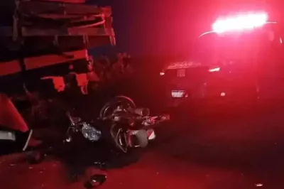 Motociclista morre em batida com caminhão parado em pista sem acostamento no interior da Bahia