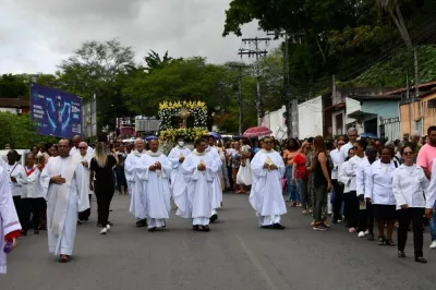 Em Alagoinhas, Corpus Christi é marcado por tapetes, procissão e missa solene