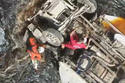 Bombeiros de Lençóis recuperam corpo de motorista dentro de rio