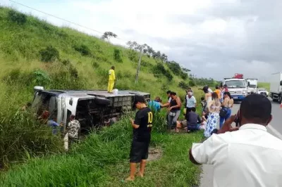 Quatro ficam feridos em acidente com ônibus no interior da Bahia