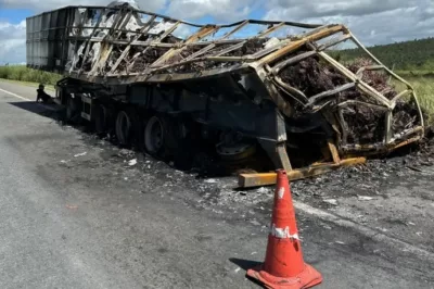 Carreta com carga de cobre pega fogo na BR-116