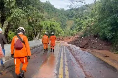 Bombeiros resgatam pessoa com vida após desabamento de imóvel no Rio Grande do Sul