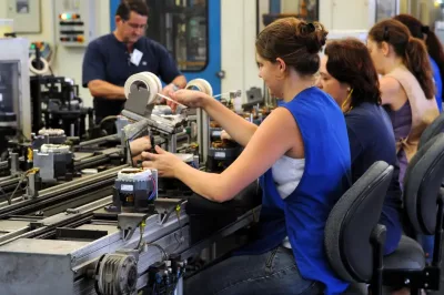 Produção industrial cresce 0,9% em março, diz IBGE