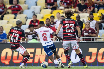 Flamengo arranca vitória sobre o Bahia para liderar o Brasileiro
