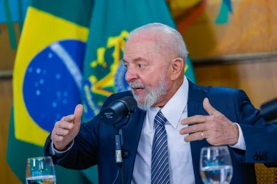 Lula descarta desvinculação de aposentadoria do salário mínimo