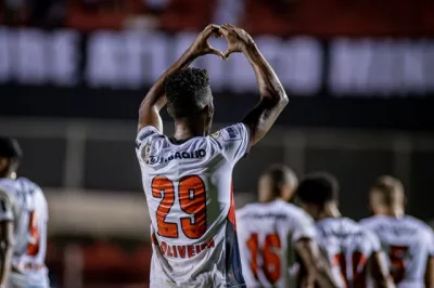 Com dois de Willian Oliveira, Vitória goleira o Atlético-MG e deixa a zona de rebaixamento