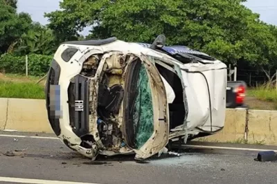 Veículo que presta serviço para Prefeitura de Feira de Santana capota na BR 116