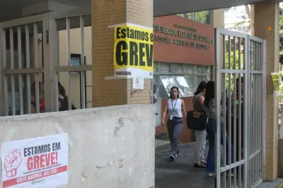 Docentes universitários em greve avaliam proposta do governo