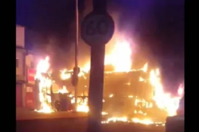 Criminosos retiram rodoviários e passageiros de ônibus e ateiam fogo no coletivo, em Salvador
