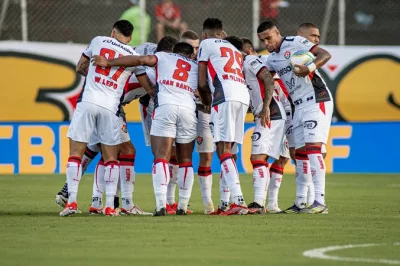 Com gol no último lance, Vitória bate Internacional e vence pela primeira vez no Brasileirão
