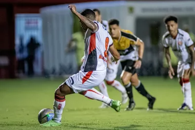 Vitória bate o Criciúma e se afasta da zona de rebaixamento