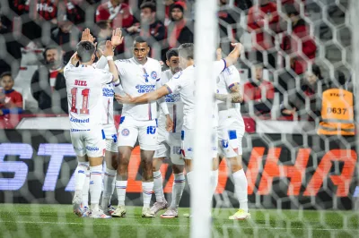 De volta ao G4: Bahia aplica golpes rápidos no Athletico Paranaense e vence fora de casa