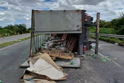 Carreta com cerveja tomba na BR-116 e carga é saqueada