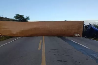Carreta fica atravessada na pista e bloqueia trânsito por mais de 2 horas na Bahia