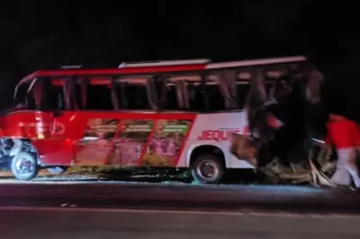 Dezesseis ficam feridos em acidente com ônibus que levava pacientes de Jequié para Salvador
