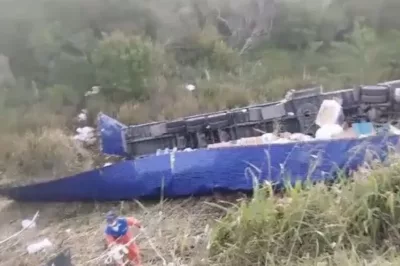 Carreta transportando carga de alimentos tomba na BR-116 e cai em ribanceira