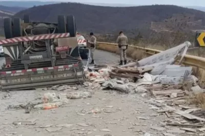 Homem morre em acidente com caminhão na BA-262