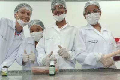 Jovens baianos criam enxaguante bucal à base de própolis e barbatimão