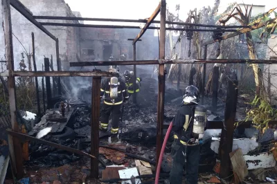 Bombeiros do 2° BBM debelam incêndio e resgatam idoso em Feira de Santana