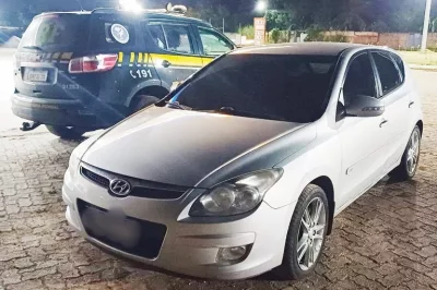 Em Simões Filho, motorista é detido pela PRF trafegando com carro clonado