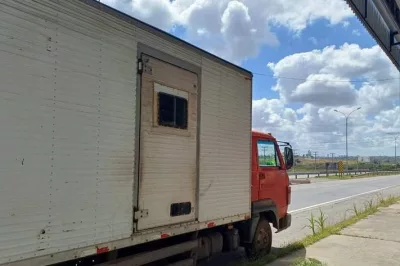 Caminhão baú é interceptado transportando treze pessoas na BR-116