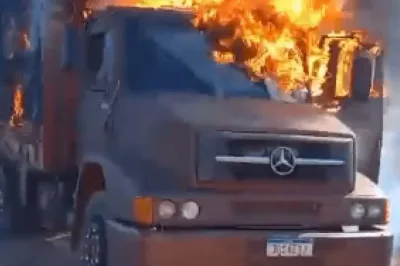 Caminhão pega fogo após contato com fios elétricos em Carinhanha, Bahia