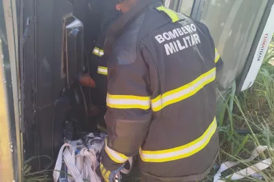 RMS: Caminhoneiro fica preso às ferragens em acidente e é resgatado por bombeiros