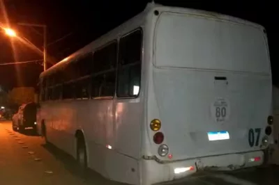 Adolescente morre após colocar cabeça para fora de ônibus e bater em poste na Bahia