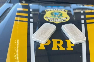 PRF localiza cocaína e cigarros eletrônicos contrabandeados em bagageiro de ônibus na BR-242