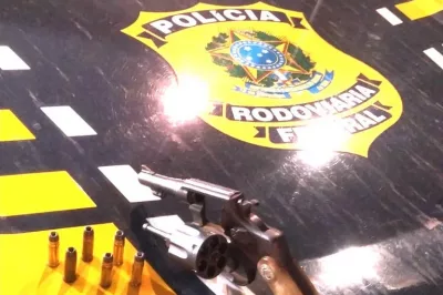 PRF apreende revólver municiado e prende caminhoneiro por porte ilegal de arma de fogo na BR-101