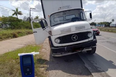 Motorista flagrado dirigindo embriagado em zigue-zague pela BR-324 é preso pela PRF