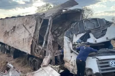 Motorista morre após perder controle de carreta em curva e bater em barranco na Bahia