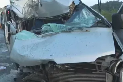 Três pessoas morrem após batida entre van que transportava pacientes e carreta na BR-324