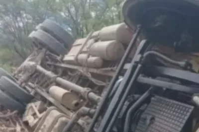 Homem morre e outras três pessoas ficam feridas após carreta carregada de cerâmica tombar na Bahia