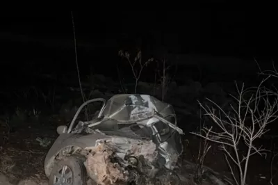 Carro e carreta colidem frontalmente, deixando um morto na BR-242