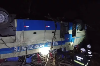 Motorista e mecânico morrem após ônibus cair em ribanceira na Bahia
