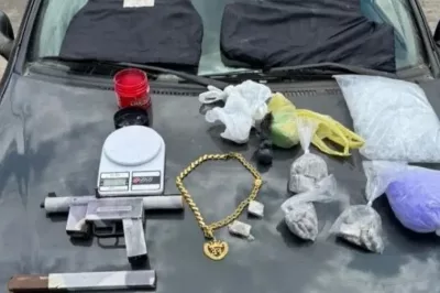 Polícia apreende drogas e armas dentro de veículo na zona rural de Irará