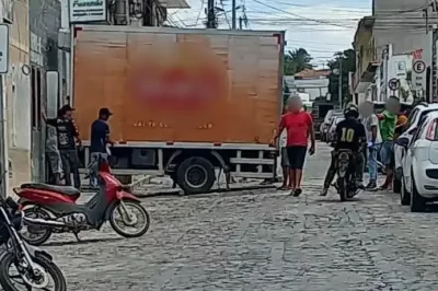 Caminhão desgovernado invade casa em Conceição do Coité