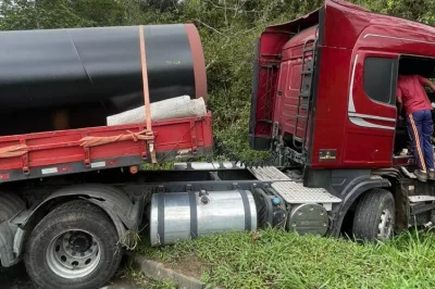 BR-324: Motorista perde controle e carreta fica atravessada na pista por quase três horas