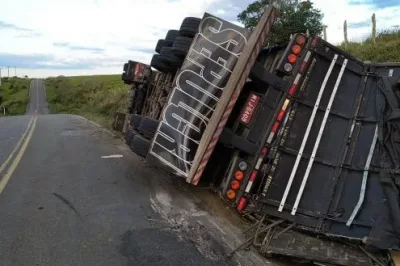 Caminhão carregado de móveis tomba na BA-026 e carga é saqueada por moradores