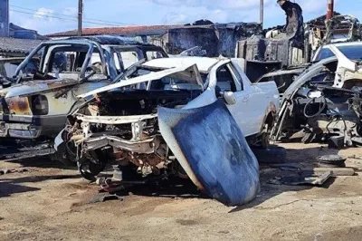 Incêndio atinge oficina de sucatas em Feira de Santana