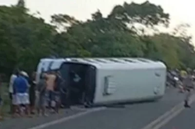 Após colisão, micro-ônibus tomba e deixa feridos na BA-099