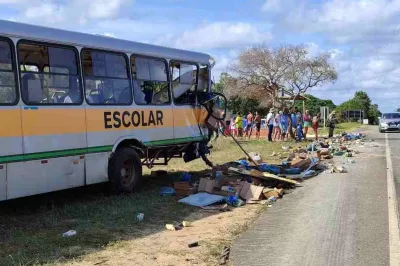 Homem morre e 22 pessoas ficam feridas após acidente entre ônibus escolar e caminhão na BA-099