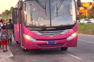 Ônibus que transportava alunos de forma irregular é autuado pela PRF em Simões Filho