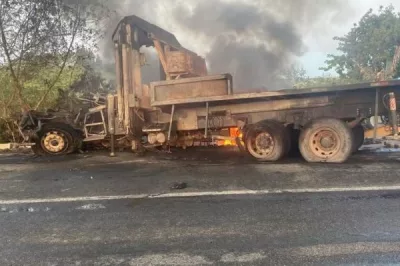 Três morrem em acidente entre caminhões na BR-101, próximo a Eunápolis