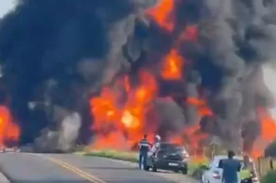Caminhão de combustível pega fogo e interdita pista nos dois sentidos na BR-101