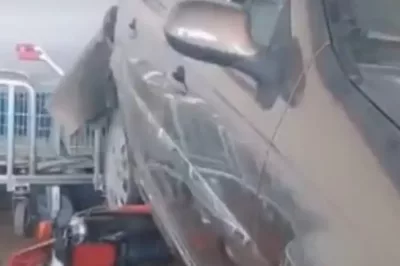 Criança de 10 anos liga carro do pai e atinge dez veículos em estacionamento de supermercado na Bahia