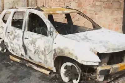 Quatro veículos são queimados em incêndio dentro de oficina na Estrada das Barreiras