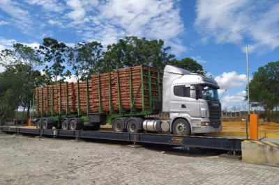 PRF flagra caminhão com 30 toneladas de excesso de peso na BR-101